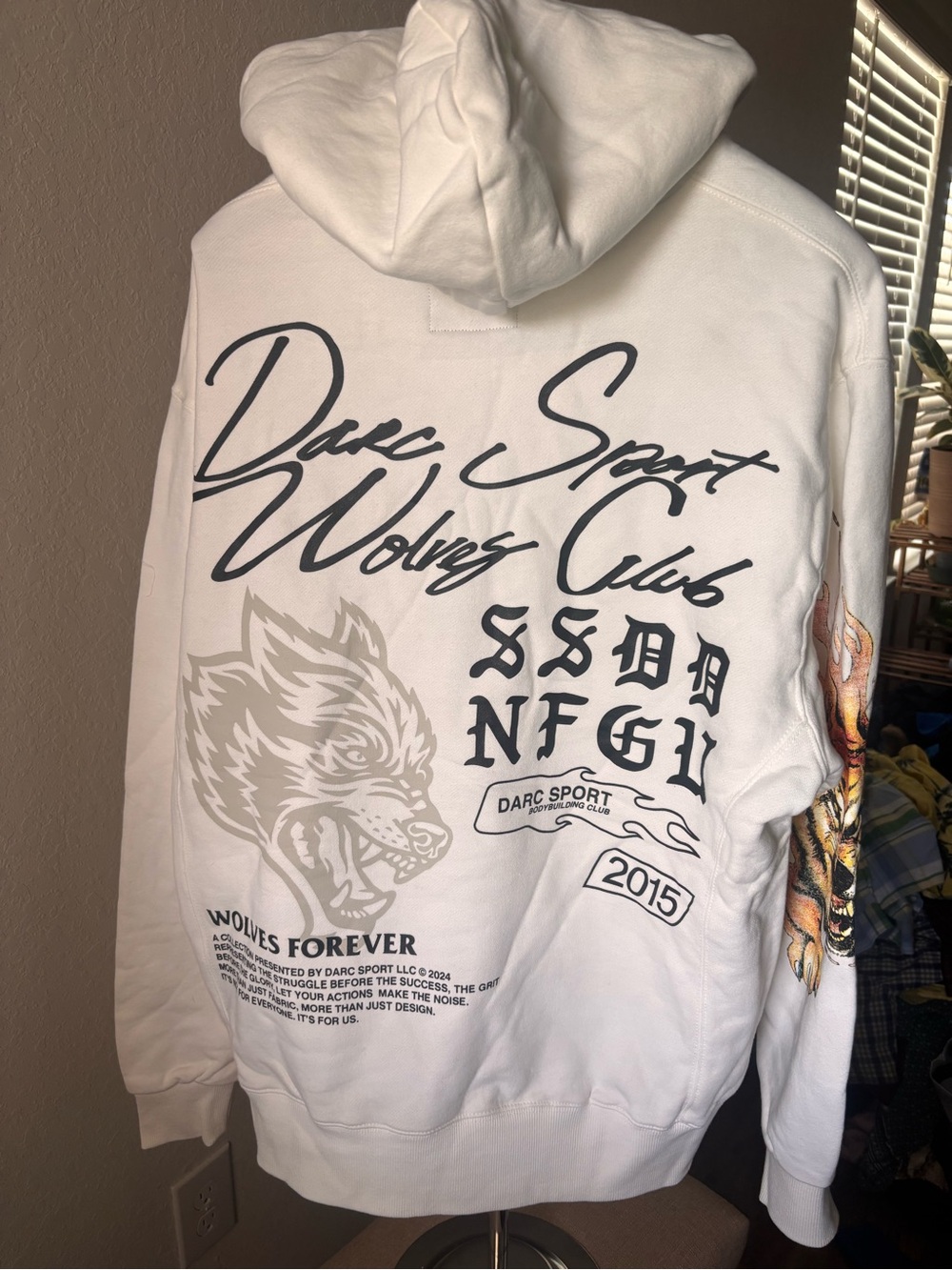 NWT Darc Sport The Fire Within Vintage Wyoming Hoodie Cream Wolves Club Mens Med